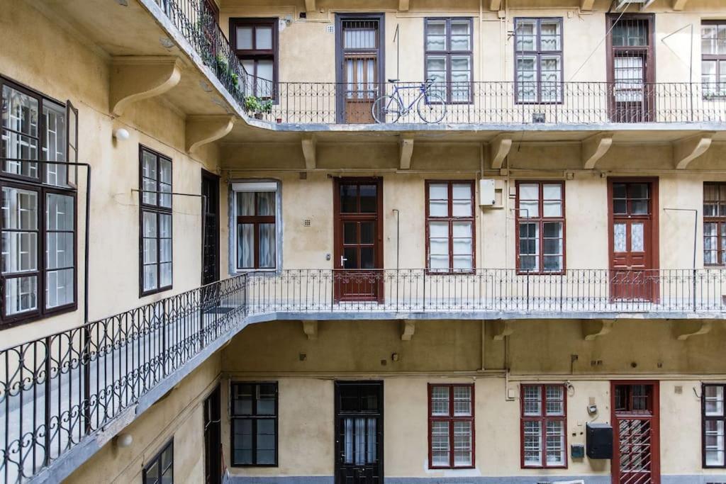 Designer Dream Home In The Ruin Bar District W A/C Budapest Exterior photo