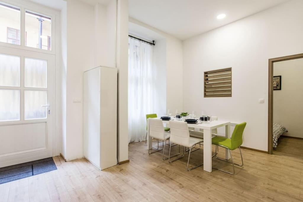 Designer Dream Home In The Ruin Bar District W A/C Budapest Exterior photo
